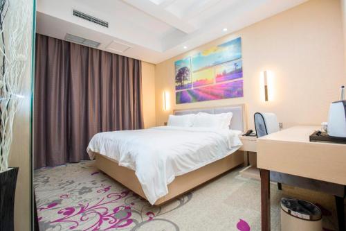 大连麗枫酒店·大连星海公园店的配有一张床和一张书桌的酒店客房