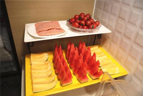 西安麗枫酒店·西安高新区西部大道阳光城的桌上的奶酪和水果盘