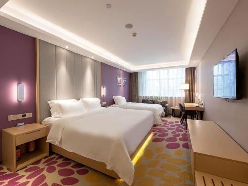 广州麗枫酒店·广州北京路步行街海珠广场地铁站店的酒店客房设有两张床和电视。