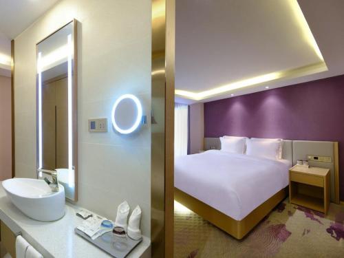 成都麗枫酒店·成都春熙路店的酒店客房设有床和水槽