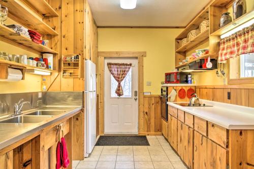 La CrescentLa Crescent Cottage on Minnesota Bluffs with View!的厨房配有木制橱柜和白色门