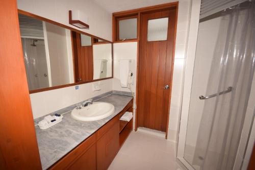 派帕索查格塔阿科斯塔酒店的一间带水槽、镜子和淋浴的浴室