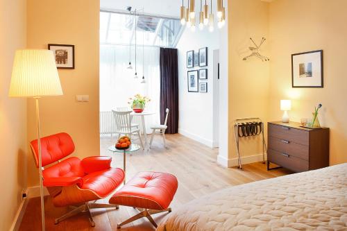 阿姆斯特丹阿姆斯特丹蓝色郁金香酒店的一间卧室配有一张床、两把椅子和一张桌子