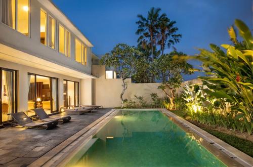 塞米亚克Danoya Private Luxury Residences的一座房子后院的游泳池