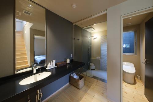 高松Kamome Jyuku的一间带水槽、卫生间和镜子的浴室