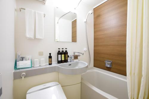 东京上野萨东尼酒店的一间带水槽和卫生间的浴室