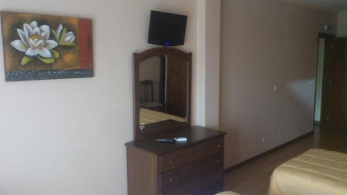 Fuente Encalada马拉斯旅馆的一间带梳妆台和镜子的卧室