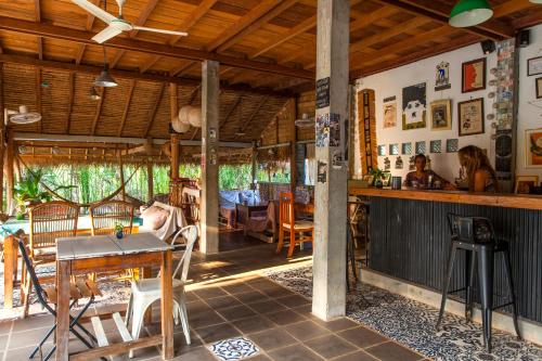 贡布Retro Kampot Guesthouse的厨房以及带桌椅的用餐室。