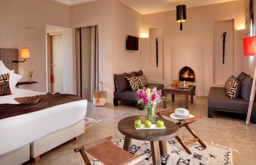 马拉喀什Oasis lodges的酒店客房设有床和客厅。