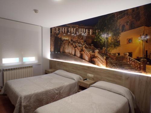 特鲁埃尔Hostal Serruchi的墙上画画的房间里设有两张床