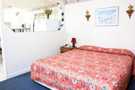哈瓦苏湖城哈法苏旅馆&套房酒店的一间在房间内配有红色床的卧室