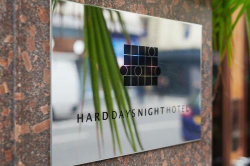 利物浦经典英国哈德戴斯夜间酒店的墙上有植物标志的照片