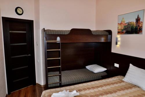 索娃旅馆客房内的一张或多张双层床