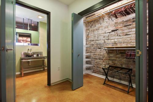新奥尔良LiivUP Warehouse Apartments的一间设有砖墙和步入式衣柜的房间