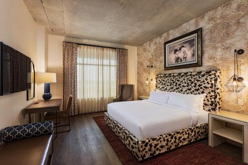 退休小镇The Brownwood Hotel & Spa的配有一张床和一张书桌的酒店客房