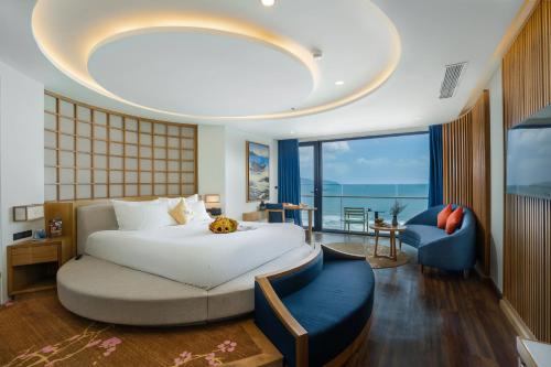 岘港Sala Danang Beach Hotel的卧室配有一张白色大床和一张蓝色椅子