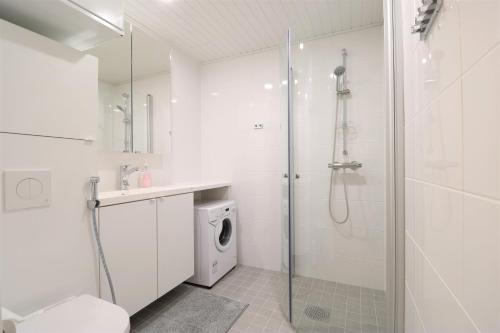 坦佩雷Forenom Aparthotel Tampere Kaleva的带淋浴和洗衣机的白色浴室