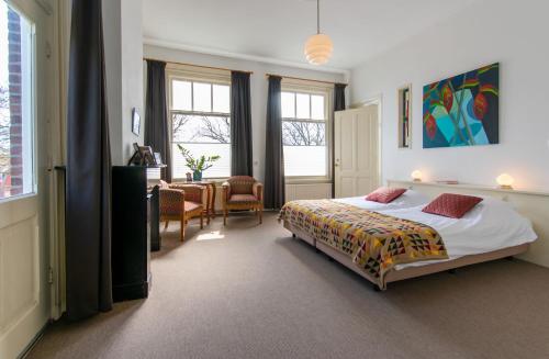 霍恩波斯特里泰斯海灵住宿加早餐酒店的一间卧室配有一张床、一张桌子和一把椅子