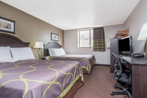 俾斯麦速8酒店客房内的一张或多张床位