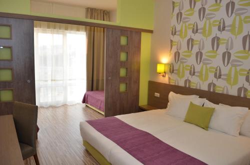 阳光海滩Aqua Nevis Hotel & Aqua Park - All Inclusive的酒店客房设有床和窗户。