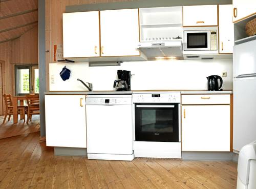 KaltenhofDänisches Ferienhaus的厨房配有白色的柜台和白色的家电