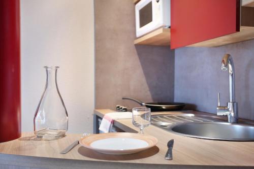 Suite-Home Orléans-Saran的厨房或小厨房
