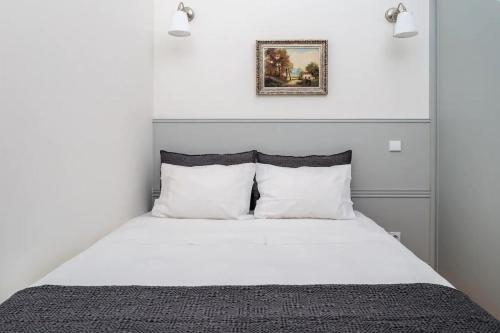 波尔图AmaOporto - St. Ildefonso的卧室配有白色的床铺和白色的枕头