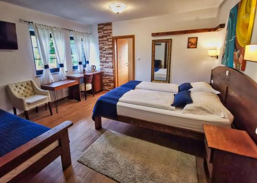 普利特维采湖Plitvice Luxury Etno Garden的一间带大床的卧室和一间餐厅