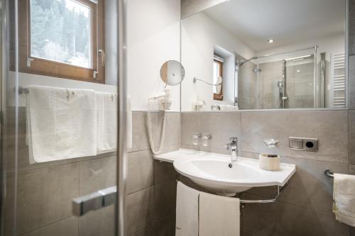 奥蒂塞伊迪贡酒店的一间带水槽和镜子的浴室
