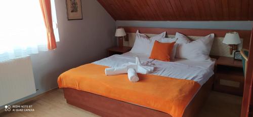 希欧福克Hermina Panzió的酒店客房,配有带毛巾的床