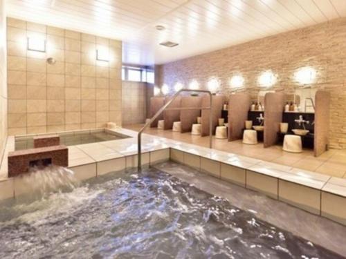 磐城Hotel Frontier Iwaki / Vacation STAY 79262的浴室设有浴缸及喷泉