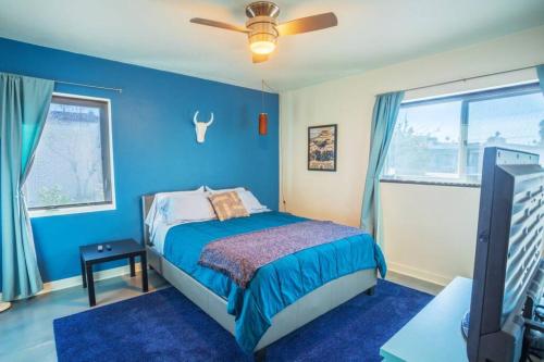 拉斯维加斯The Downtown Vintage Gem的蓝色卧室配有床和吊扇