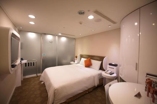 台北西門航棧商旅的酒店客房设有床和水槽