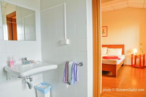 梅纳焦Lake Como Peace Lodge - Casa della Pace的一间带水槽的浴室和一间卧室