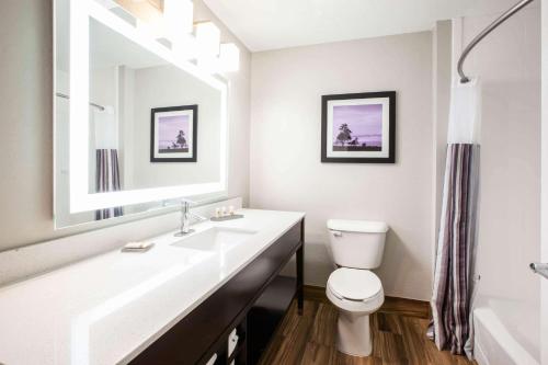 La Quinta Inn and Suites by Wyndham Elkhart的一间浴室