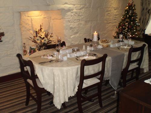 艾尔德里谢利住宿加早餐旅馆的一张餐桌,在房间内摆放着圣诞树