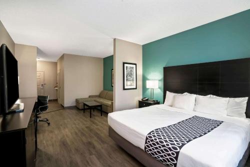 莱巴嫩黎巴嫩拉昆塔套房酒店的酒店客房设有一张大床和一张沙发。