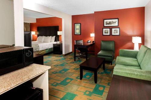 Glendale拉金塔密尔沃基海柏区酒店的酒店客房设有床和客厅。