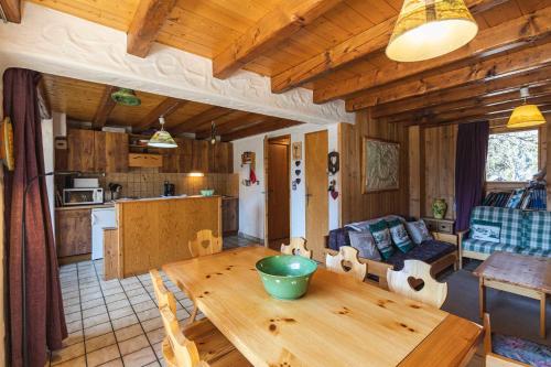 尚帕尼恩瓦努瓦茲L'arpont的厨房以及带木桌的起居室。