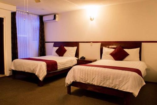 吕康里尔套房酒店客房内的一张或多张床位