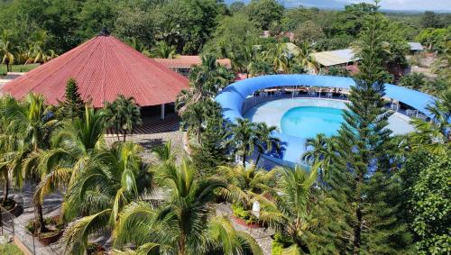 比亚维森西奥Hotel y Parque Turístico Navar City的享有带游泳池的度假村的顶部景致