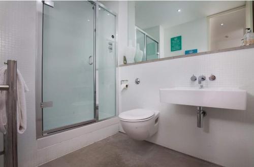 普里茅斯Royal William Yard Studio FREE PARKING & WiFi的浴室配有卫生间、盥洗盆和淋浴。