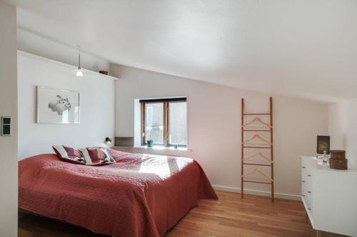 霍尔斯特布罗Marieshus的白色的卧室设有床和窗户