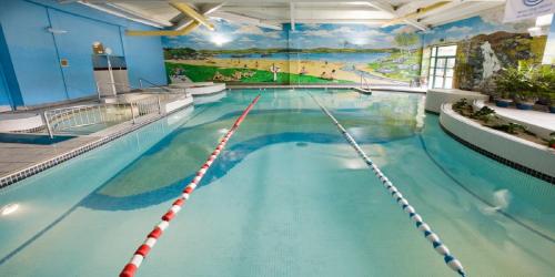 罗斯卡伯里Celtic Ross Hotel & Leisure Centre的一个带游泳池的大型游泳池