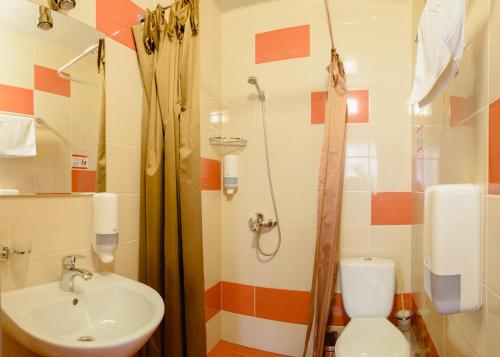 哈尔科夫12酒店的一间带水槽、卫生间和淋浴的浴室