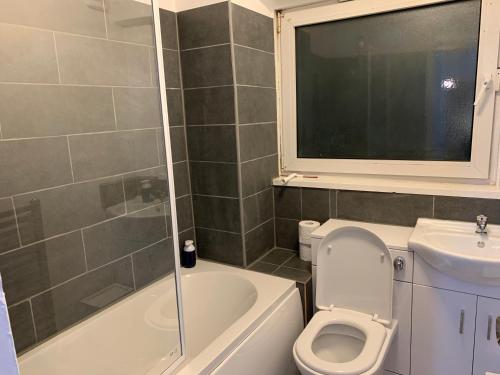 伦敦London Stratford 4 Bedrooms Apartment的一间带卫生间和水槽的浴室