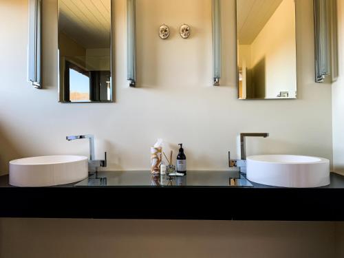 克伦威尔Bannockburn House的浴室设有2个水槽和2个镜子