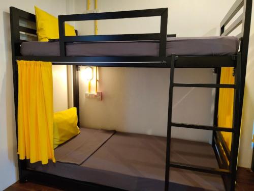 莱卡邦Best Bed Suvarnabhumi Hostel的客房内的两张双层床