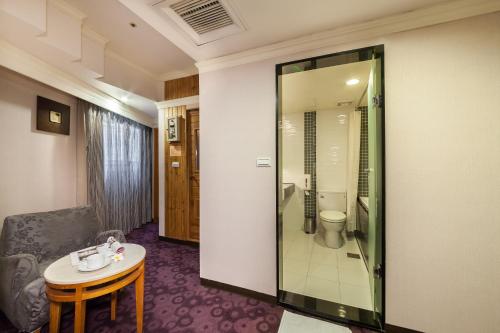 華麗大飯店Ferrary Hotel的一间浴室