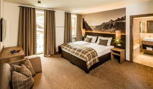 Hotel Touring Dolomites客房内的一张或多张床位